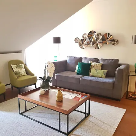 里斯本菲奈斯泰8号楼公寓 *