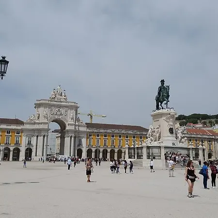 里斯本菲奈斯泰8号楼公寓 *